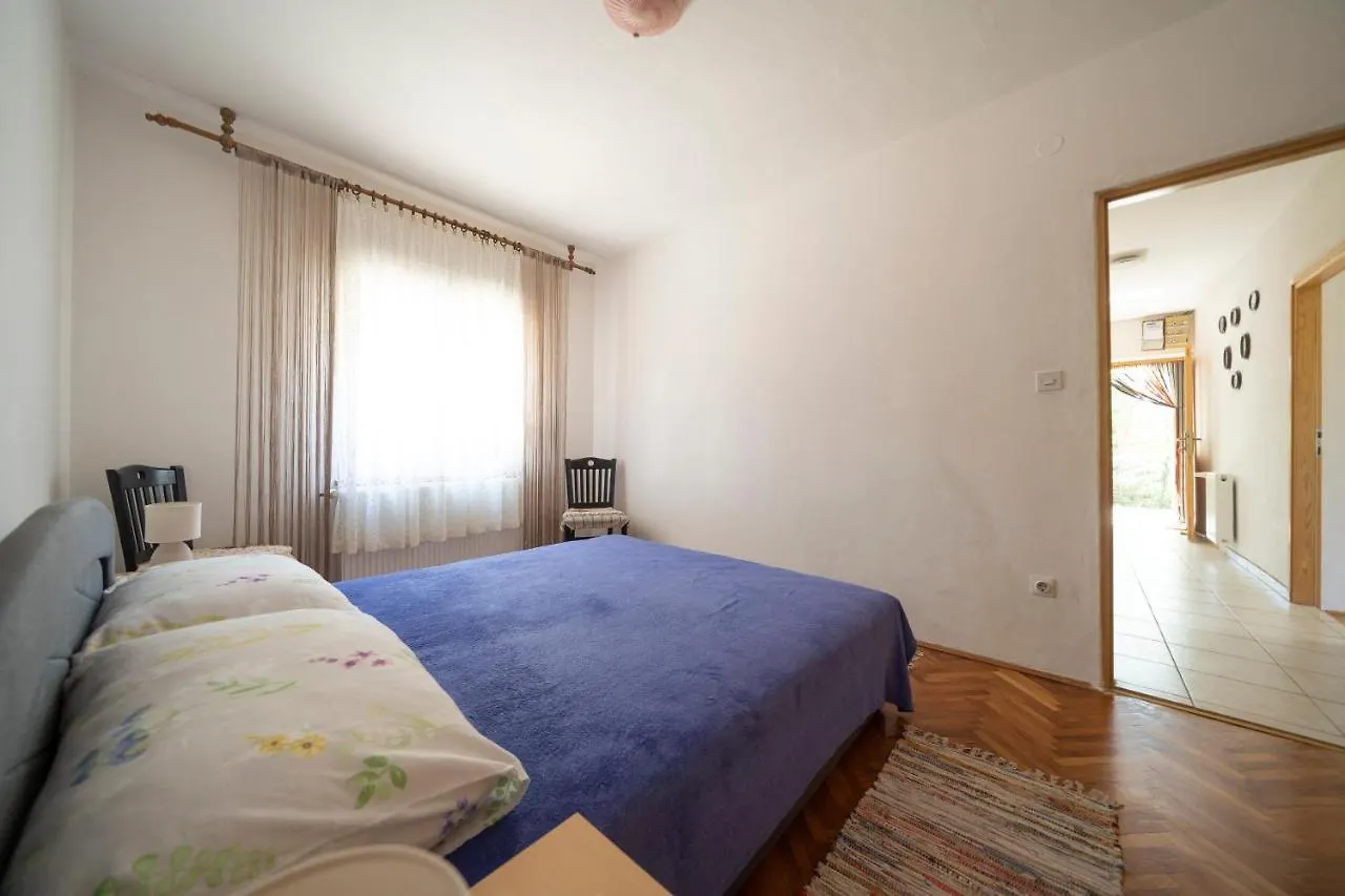 Apartman Ema Gornji Karin 0*,